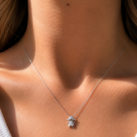 Colar com pingente menina cravejado com zircônias brancas em prata 925.