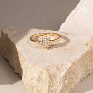Anel estrela cravejada grande com zircônias brancas em banho ouro 18k. - Imagem 2