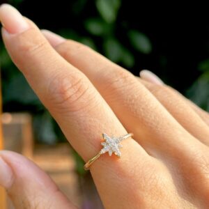 Anel estrela cravejada grande com zircônias brancas em banho ouro 18k.