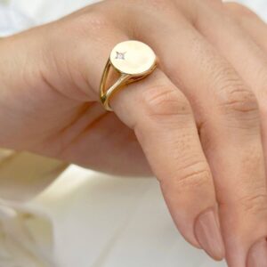Anel dedinho liso com zircônia branca  banho ouro 18k. - Imagem 3