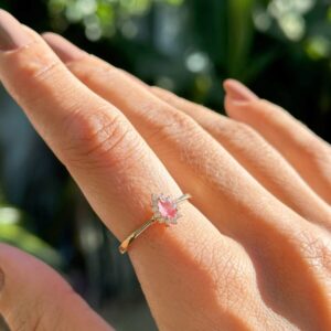 Anel cristal  rubi gota cravejada com zircônias brancas em banho ouro 18k.