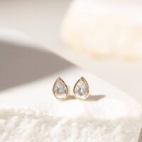 Brinco gota zircônia branca em banho ouro 18k.