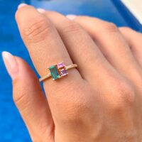 Anel 3 cristais coloridos cravejado banho ouro 18k.