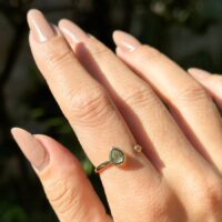 Anel aberto gota cristal paraíba em banho ouro 18k.