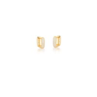 Argola pequena quadrada cravejada com zircônias brancas em banho ouro 18k.