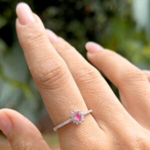 Anel  cristal rubi oval cravejado com zircônias brancas Prata 925 .