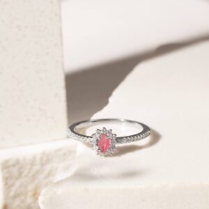 Anel  cristal rubi oval cravejado com zircônias brancas Prata 925 . - Imagem 3