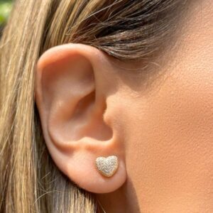 Conjunto coração cravejado com zircônias brancas em banho ouro 18k. - Imagem 2