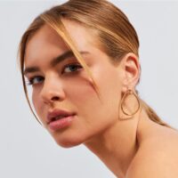 Brinco gota grande  vazado com cristal em banho ouro 18k.