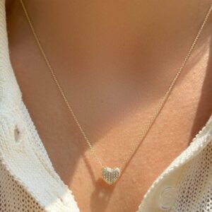 Conjunto coração cravejado com zircônias brancas em banho ouro 18k. - Imagem 4