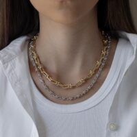 Colar  de elos tubulares lisos com pequenas esferas nas pontas em banho ouro 18k.