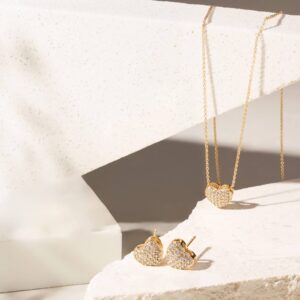 Conjunto coração cravejado com zircônias brancas em banho ouro 18k.