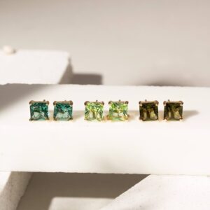 Kit com 3 pares de brincos em formato quadrado em banho ouro 18k. - Imagem 2