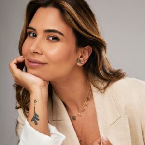 Brinco earcuff com dois cristais retangulares rutilados quartzo verde e morganita em banho ouro 18k. - Imagem 3