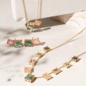 Brinco earcuff com dois cristais retangulares rutilados quartzo verde e morganita em banho ouro 18k. - Imagem 4
