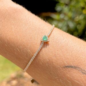 Pulseira cristal esmeralda e zircônias brancas trillon banho ouro 18k.