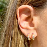 Brinco argola cravejada  3 fileiras com zircônias coloridas em banho ouro 18k.