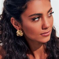 Brinco meia argola trabalhada lisa e curva em banho ouro 18k.