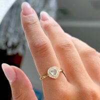 Anel de Coração com Zircônias Brancas em Banho de Ouro 18k.
