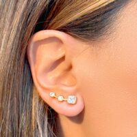 Brinco Earcuff Zircônias Brancas quadradas e redondas em Banho de Ouro 18k.