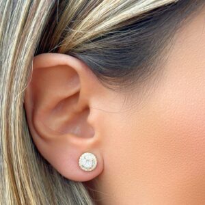 Conjunto redondo cravejado com zircônias brancas em banho ouro 18k. - Imagem 4