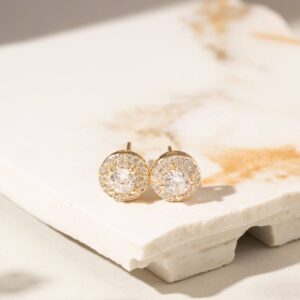 Conjunto redondo cravejado com zircônias brancas em banho ouro 18k. - Imagem 5