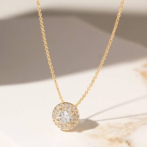Conjunto redondo cravejado com zircônias brancas em banho ouro 18k. - Imagem 3