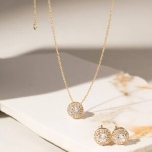 Conjunto redondo cravejado com zircônias brancas em banho ouro 18k.