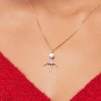 Colar com pingente menina com cristal triangular  e pérola shell em banho ouro 18k.