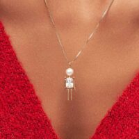 Colar com pingente menino com cristal retangular  e pérola shell em banho ouro 18k.
