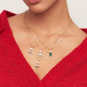 Colar com pingente menina com cristal triangular  e pérola shell em banho ouro 18k. - Imagem 3