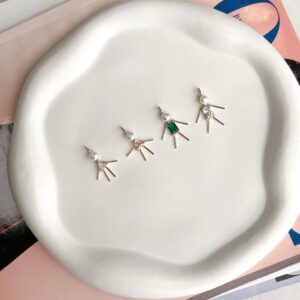 Colar com pingente menina com cristal triangular  e pérola shell em banho ouro 18k. - Imagem 2