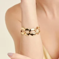 Pulseira com elos groumet lisos em banho ouro 18k.