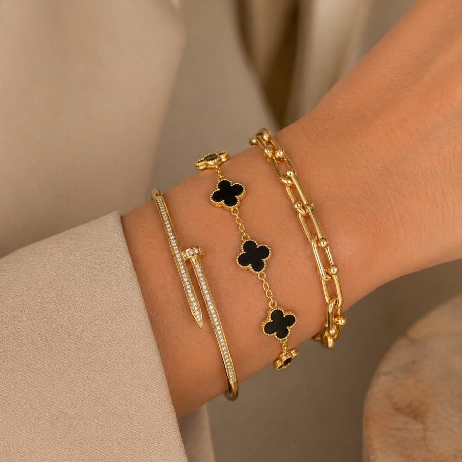 Pulseira trevos pretos em banho ouro 18k . - Imagem 2