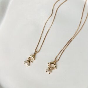 Colar com pingente menino vazado cravejado com zircônias brancas em banho ouro 18k. - Imagem 2