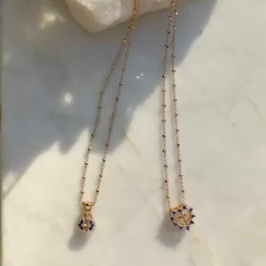 Escapulário coração e nossa senhora cravejado com zircônias azuis em banho ouro 18k. - Imagem 4
