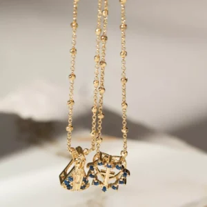 Escapulário coração e nossa senhora cravejado com zircônias azuis em banho ouro 18k. - Imagem 3