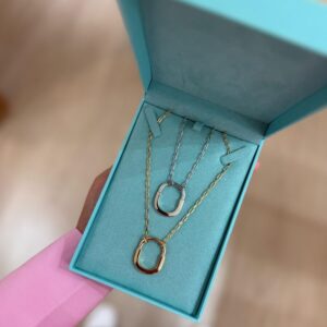 Colar com pingente oval vazado liso em banho ouro 18k. - Imagem 2