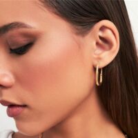 Argola retangular com zircônias brancas em banho ouro 18k.
