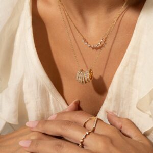 Conjunto de Brinco e Colar com Pontos de Luz e Zircônias  em Brancas  Banho de Ouro 18k. - Imagem 3