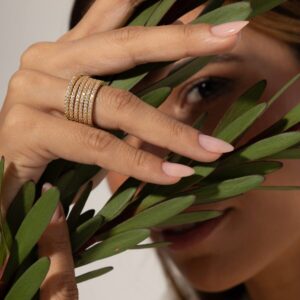 Aliança inteira cravejada com zircônias brancas  em banho ouro 18k. - Imagem 2
