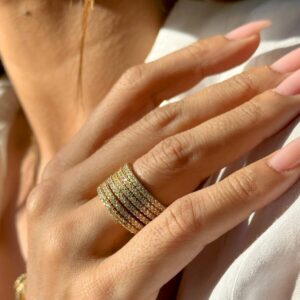 Aliança inteira cravejada com zircônias brancas  em banho ouro 18k.