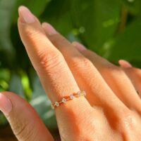 Anel Meia Aliança 7 Pontos de Luz com Zircônias Brancas em Banho de Ouro 18k.