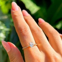 Anel Solitário Oval com  Zircônias Brancas em  Banho de Ouro 18k.