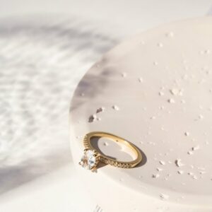Anel Solitário Oval com  Zircônias Brancas em  Banho de Ouro 18k. - Imagem 2