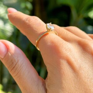 Anel Solitário Oval com  Zircônias Brancas em  Banho de Ouro 18k. - Imagem 3