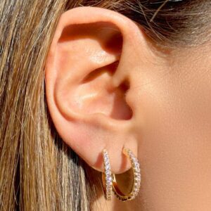 Argola com zircônias rosa em banho ouro 18k.
