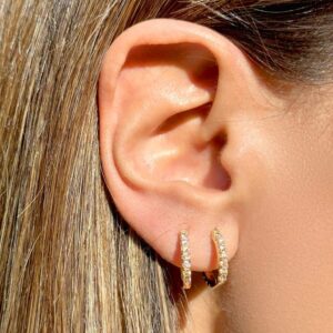 Argolas com zircônias champagne em banho ouro 18k.