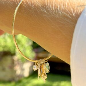 Bracelete com pingentes variados e gota cristal fusion em banho ouro 18k. - Imagem 4