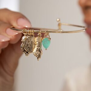 Bracelete com pingentes variados e gota cristal fusion em banho ouro 18k. - Imagem 3